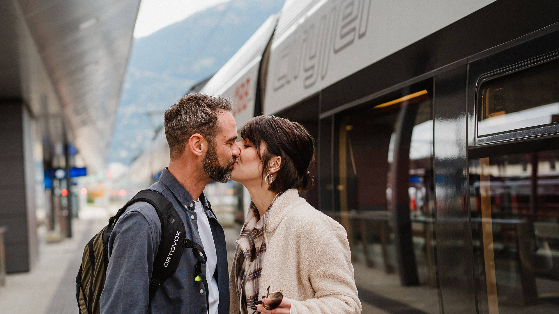 Bahnhofswandern Mann und Frau warten auf Abfahrt der S-Bahn am Bahnsteig