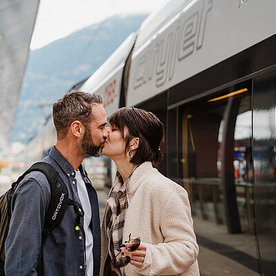 Bahnhofswandern Mann und Frau warten auf Abfahrt der S-Bahn am Bahnsteig