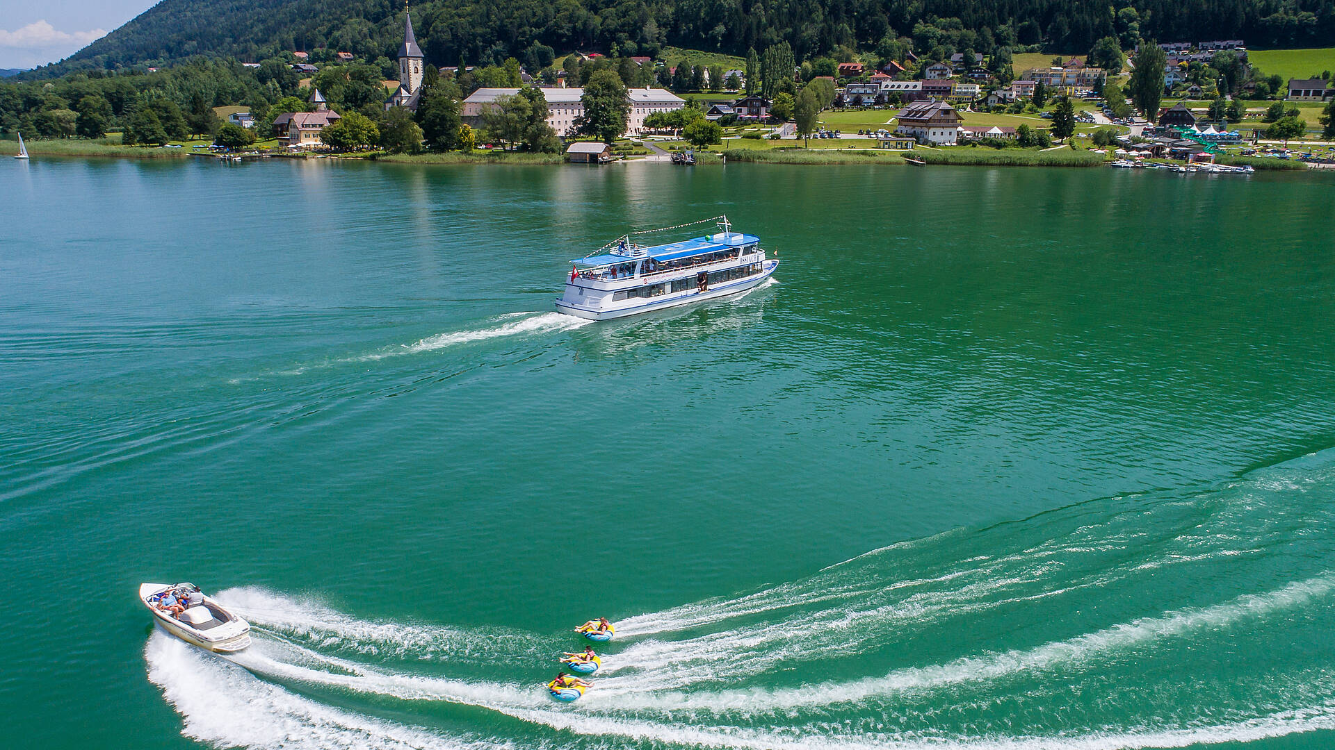 Schifffahrt und Wasserspass am Ossiacher See mit Blick zum Stift Ossiach