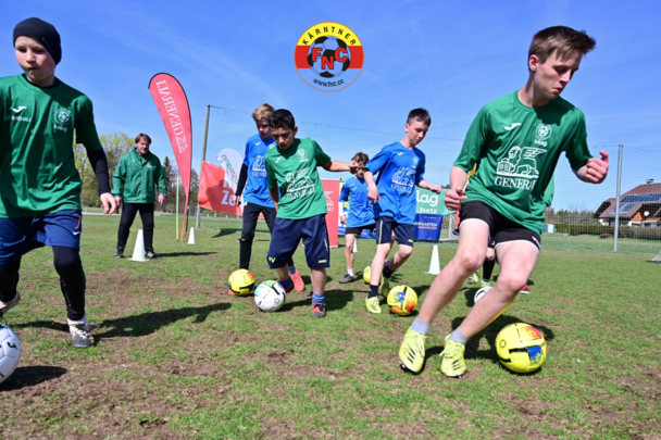 Kinder und Jugentliche beim Fussballspielen 