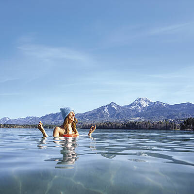 Frau beim Kaltbaden im Faaker See