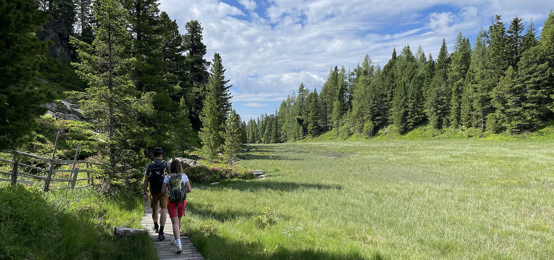 Paerchen beim Wandern auf der Turracher Hoehe beim Hochmoor am Schwarzsee