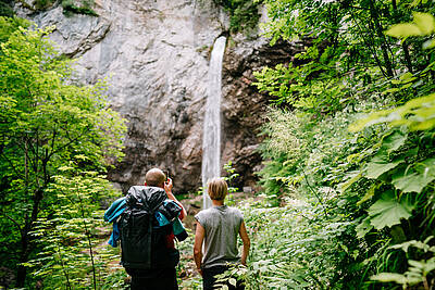 Paerchen beim Wandern am Wildensteiner Wasserfall