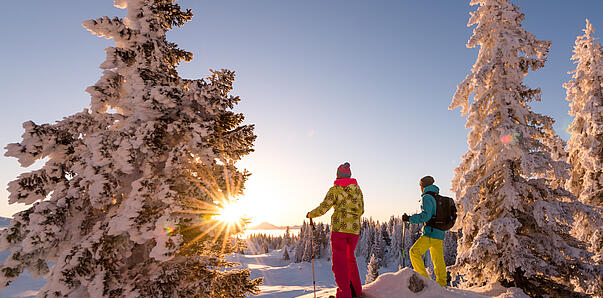 Schneeschuhwandern bei Sonnenuntergang - Region Villach