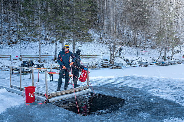 Vorbereitungen zum Eistauchen am Weissensee mit Viktoria Urbanek