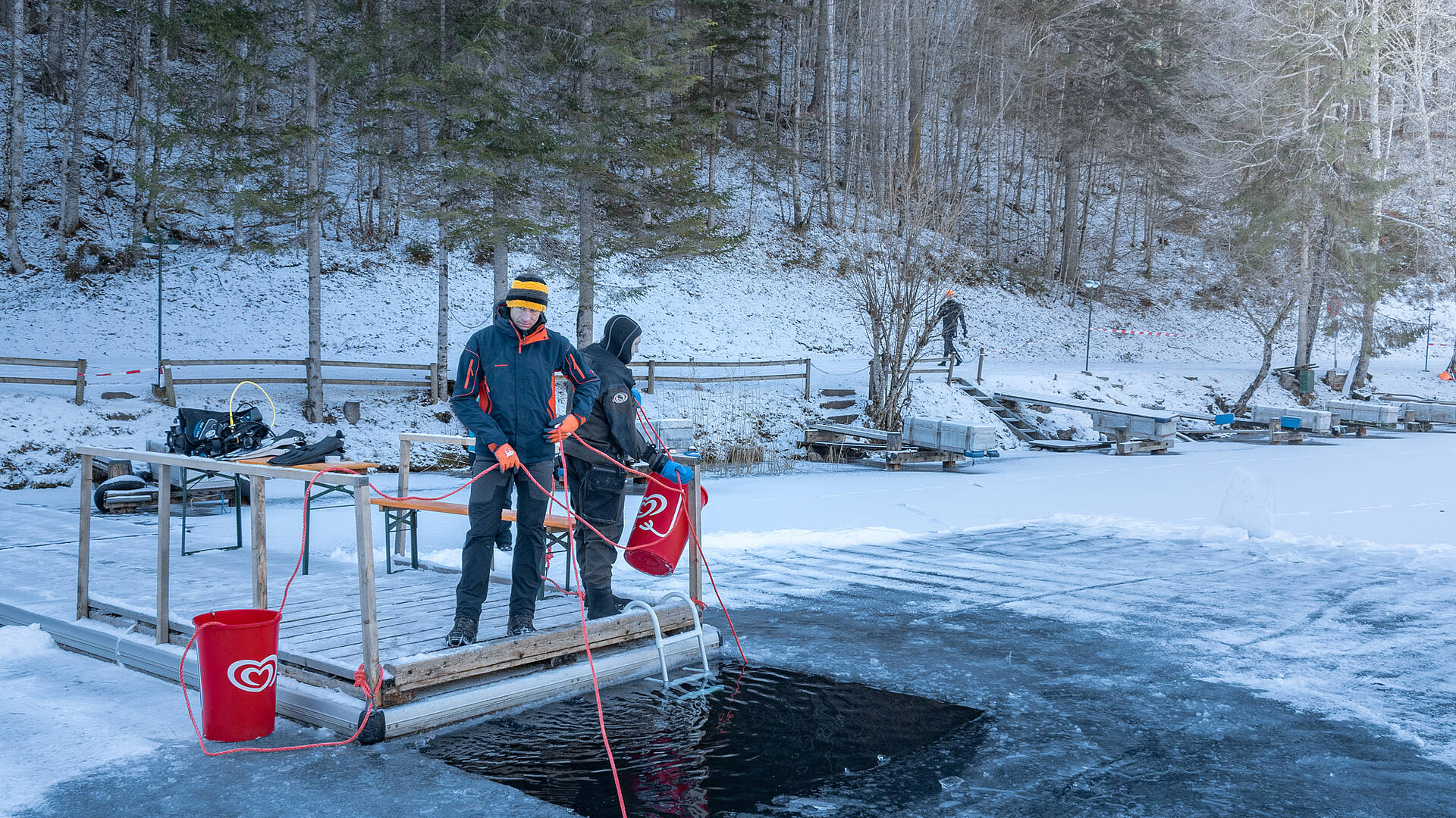 Vorbereitungen zum Eistauchen am Weissensee mit Viktoria Urbanek