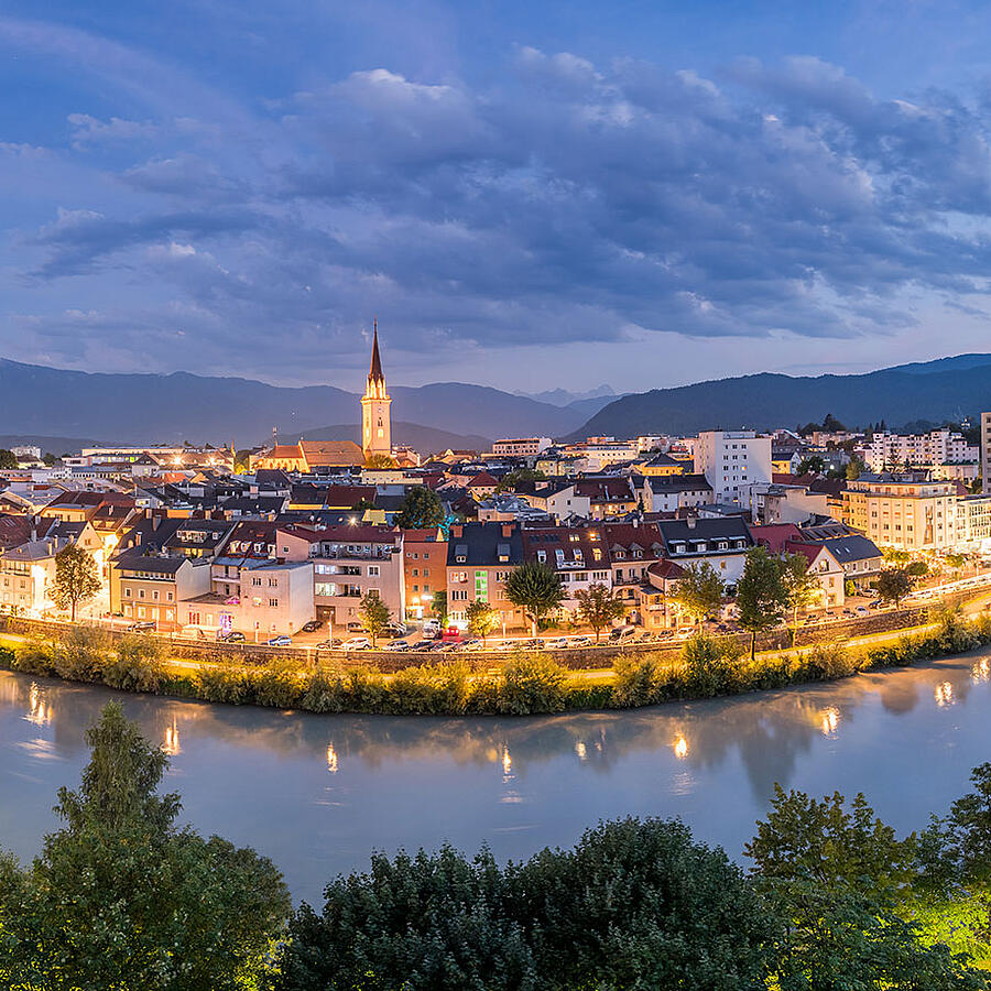 Villach Panorama bei Nacht