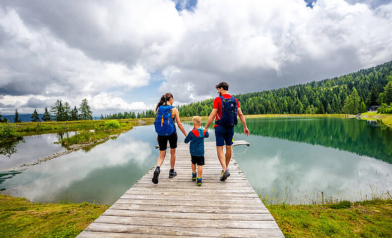 Familie beim Almsee der Neugarten Almhütte