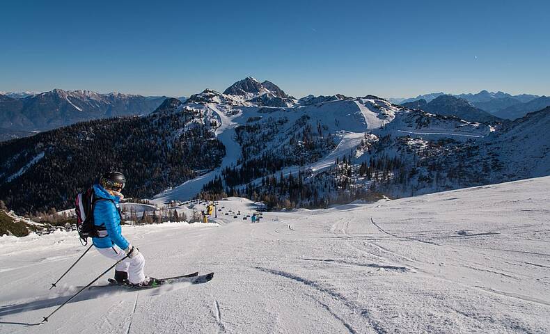 Skifahren auf der Piste.