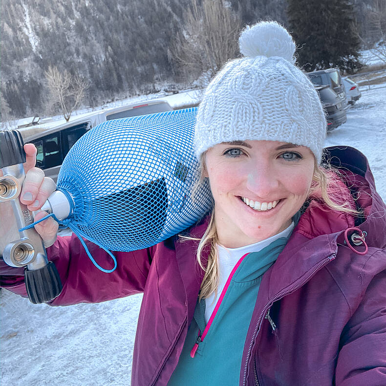 Viktoria Urbanek mit Equipment zum Eistauchen im Weissensee
