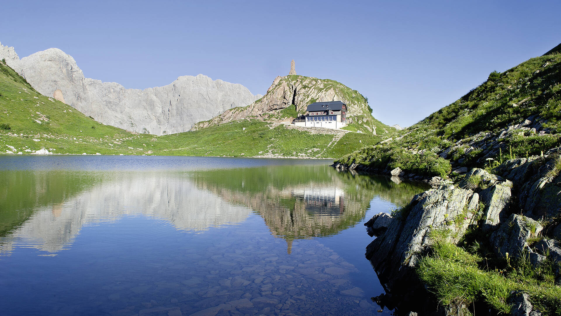 Blick auf den Wolayersee mit Wolayerseehuette
