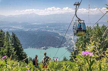 Paar genießt die Aussicht auf der Gerlitzen Sommerbergbahn