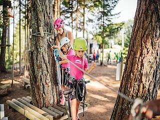 Adventurepark Gerlitzen, Waldhochseilgarten | bis 10. September und 26. Oktober bis 2. November (Herbstferien) täglich	10:00 - 17:00 Uhr; 15. September bis 2. November, FR/SA/SO/Feiertags 10-17 Uhr