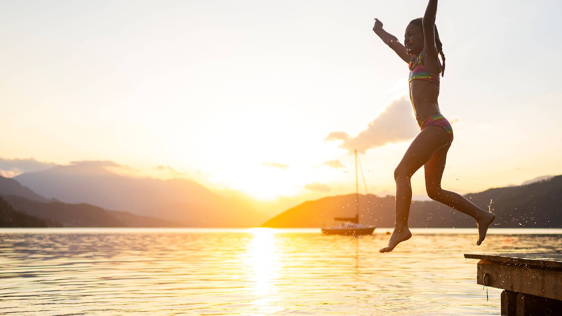 Sprung in den See beim Baden mit der Familie am Millstaetter See