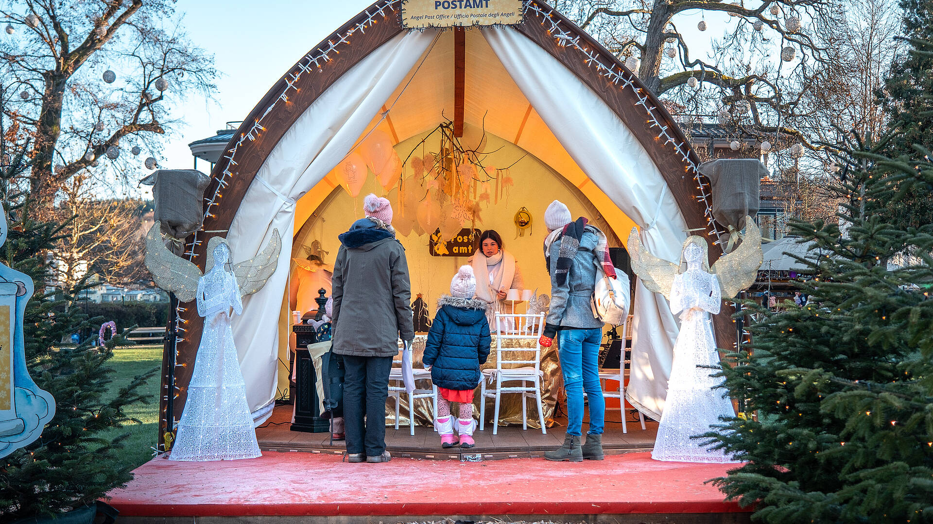 Familie beim Engerlpostamt am Veldener Advent