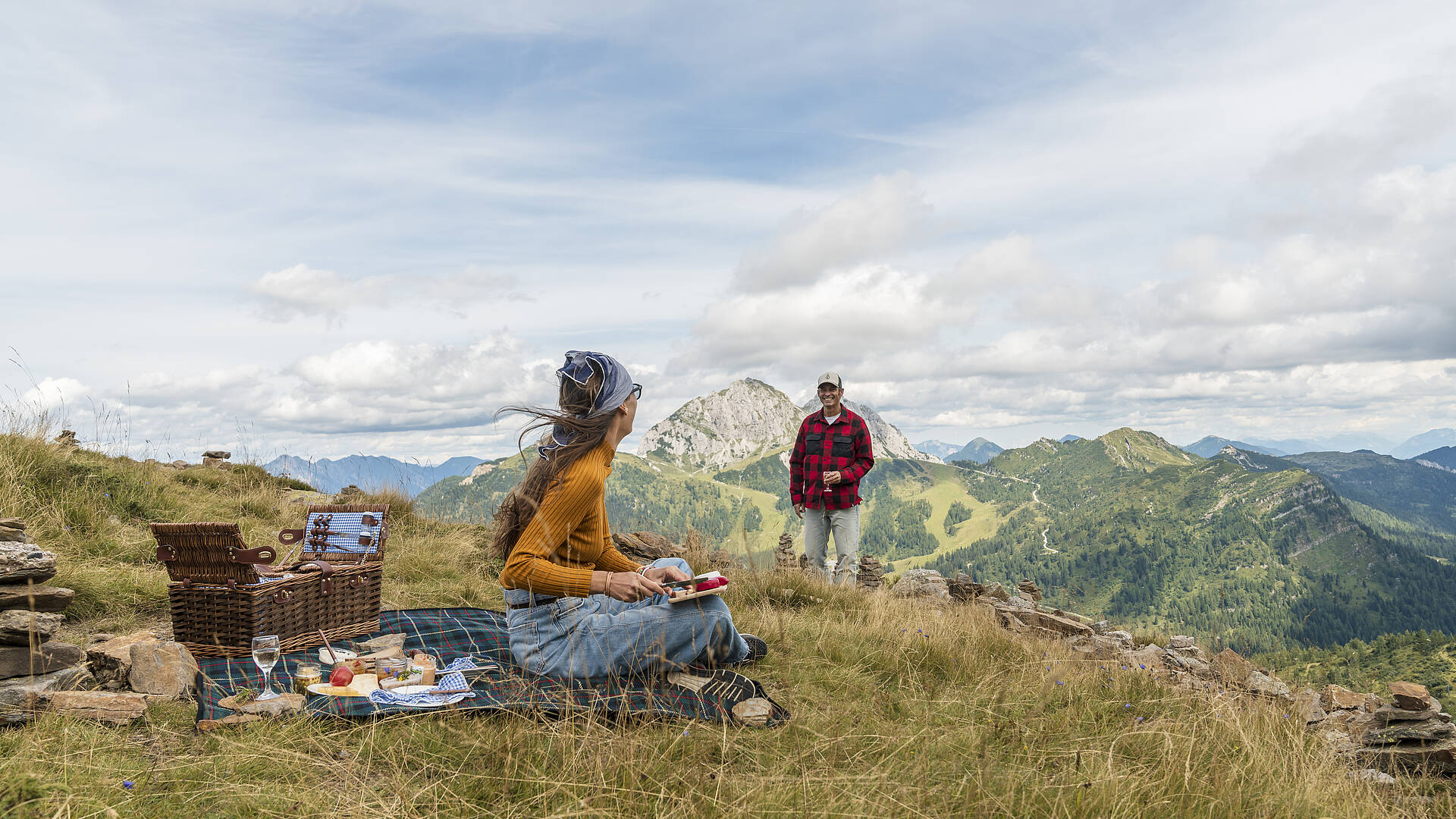 Pärchen beim Picknick am Nassfeld bei der Madritsche