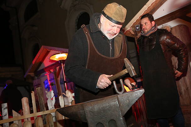 Hufschmied bei der Arbeit am Bauernsilvester in Klagenfurt