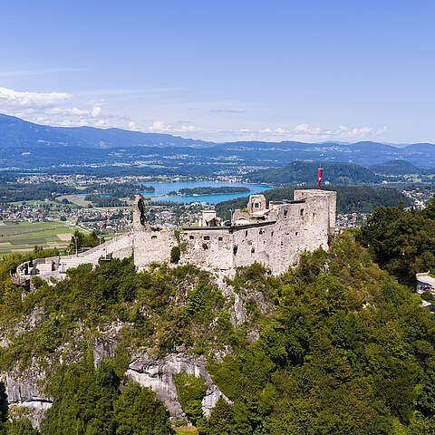 Burgarena Finkenstein mit sonnigen Panorama