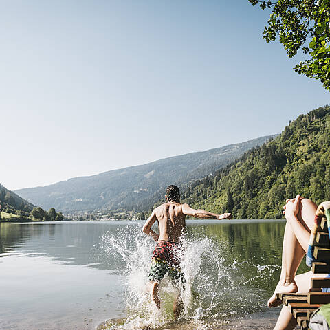Paerchen beim Baden im Afritzer See