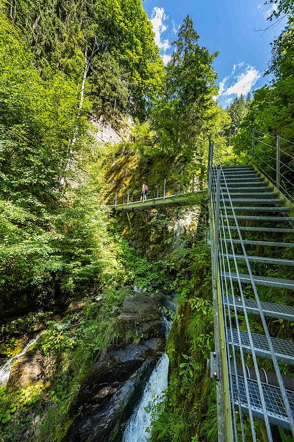 Frau beim Wandern in der Barbarossaschlucht im Nationalpark Hohe Tauern