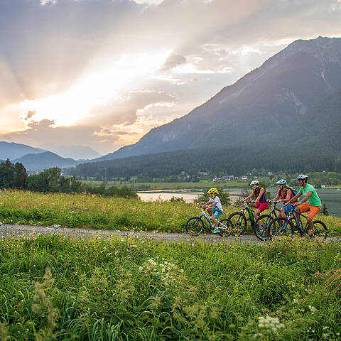 Genussradeln mit der Familie am Pressegger See 