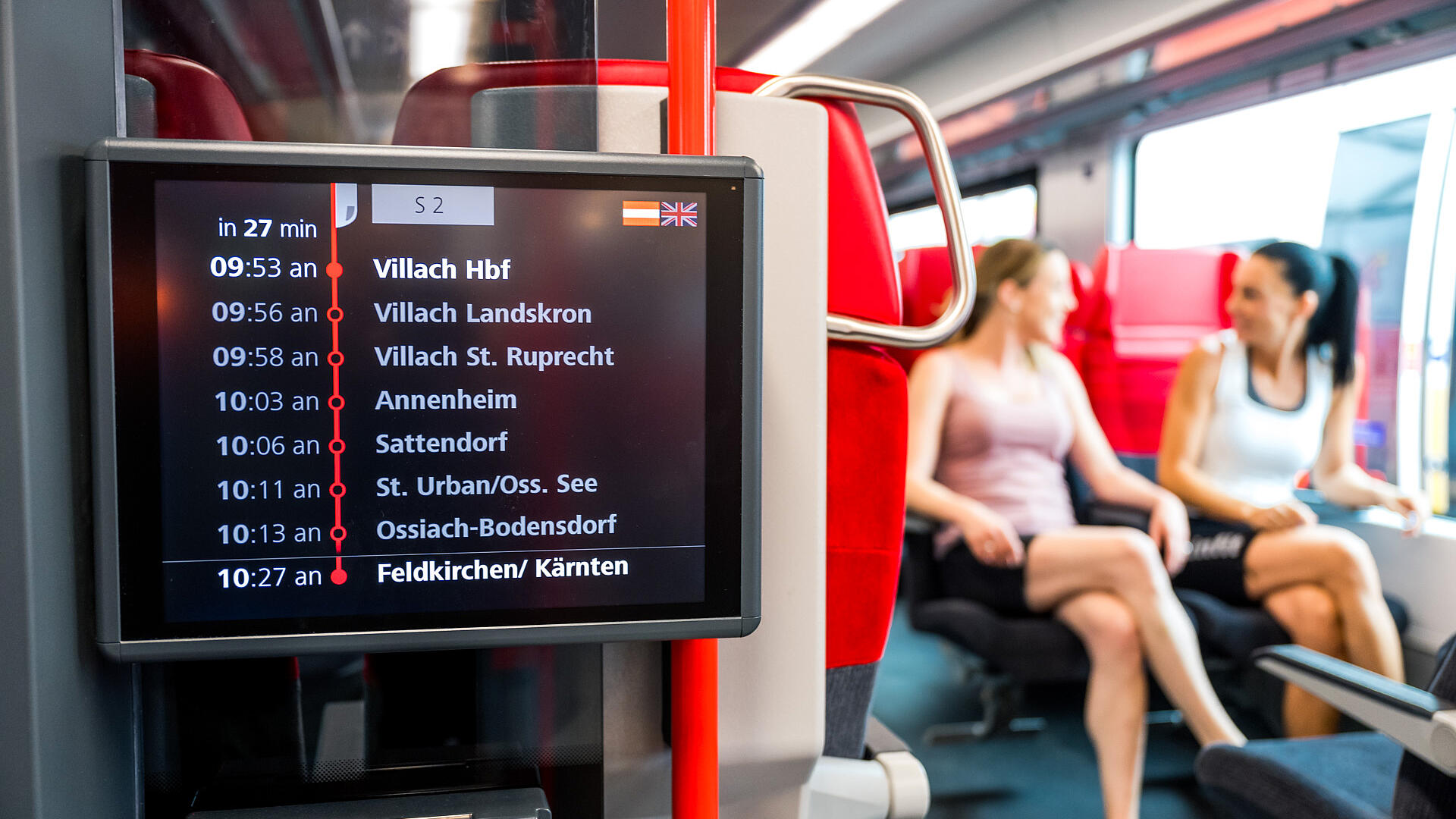 Zwei Frauen sitzen in der SBahn Rail & Trail