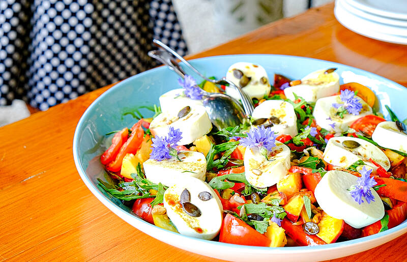 Tomaten und Pfirsich Salat Wilde Koechelei in der Labsalerie 