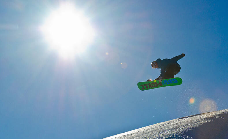 Snowboardsprung auf der Piste