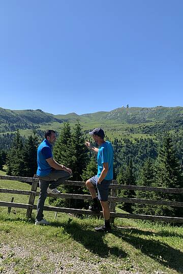 Wandern auf der Koralm. Blick von der Großhöllerhütte zum Speikkofel – und Hüttenwirt Andreas Streit und Guide Herbie