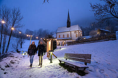 Pärchen am Adventweg beim Kirchheimer Advent mit Kirche im Hintergrund