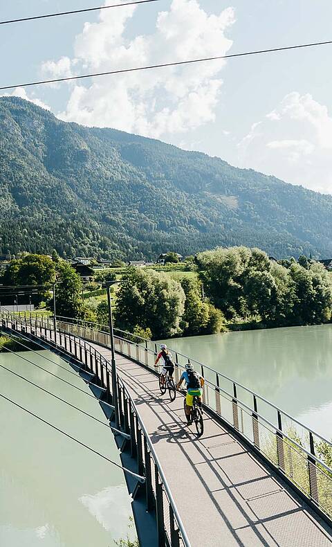 Radfahrer auf der Radbrücke bei Puch in Villach