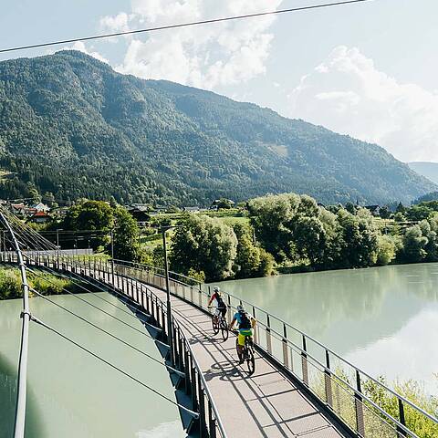 Radfahrer auf der Radbrücke bei Puch in Villach