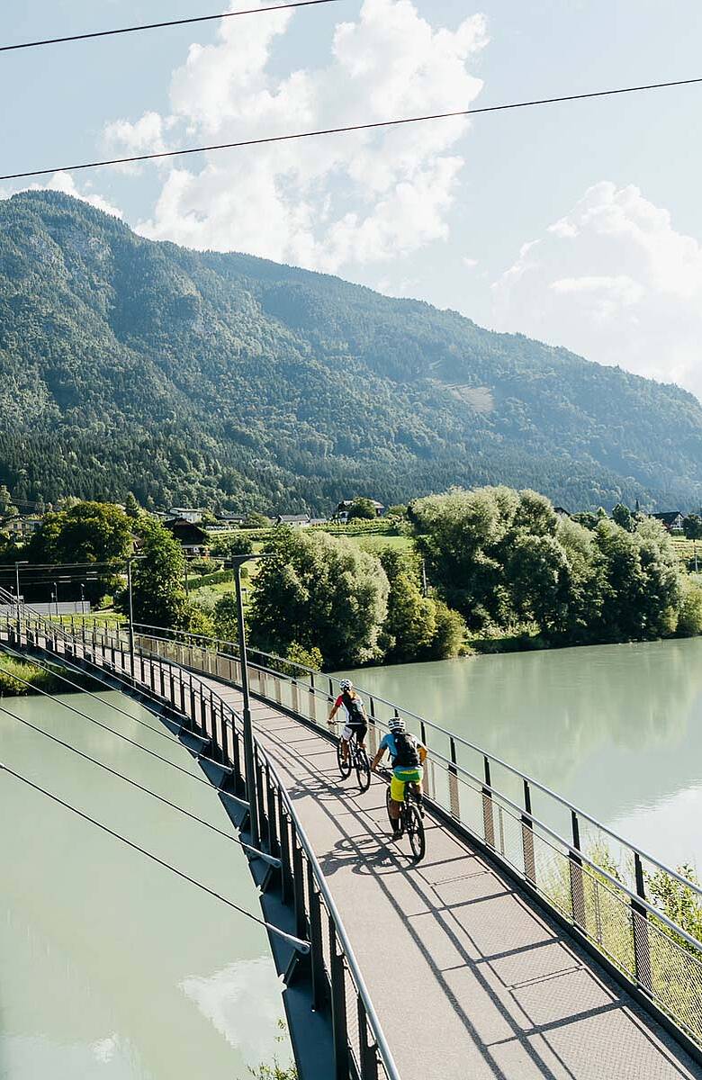 Radfahrer auf der Radbrücke bei Puch in Villach