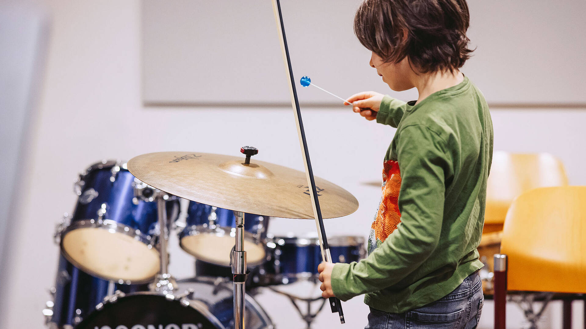 Ein Kind spielt Trommeln. 