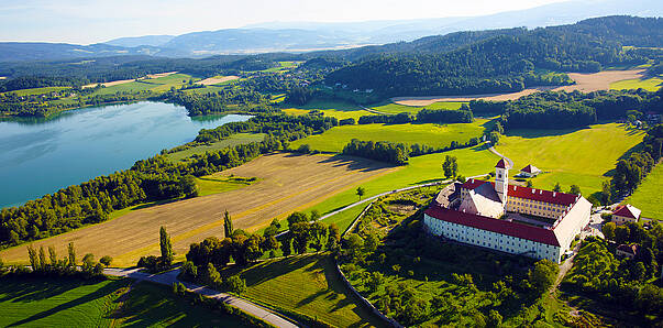 Foto St Georgen Stift und See