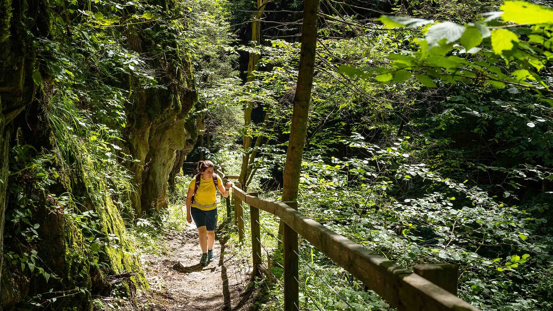 Frau beim Wandern in der Barbarossaschlucht im Nationalpark Hohe Tauern