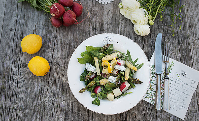 Spargelsalat mit Radieschen & Erbsenschoten