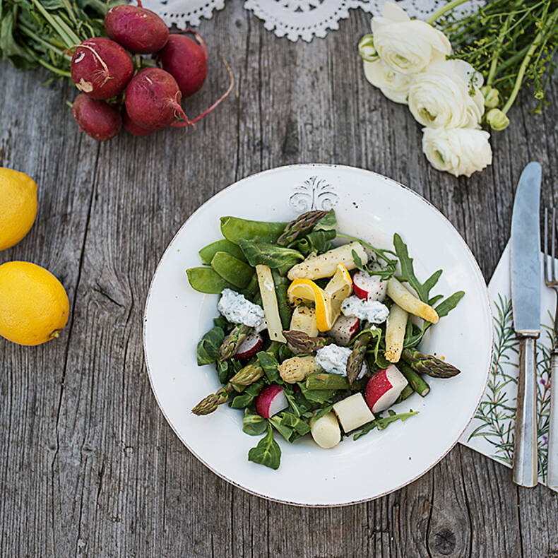 Spargelsalat mit Radieschen & Erbsenschoten