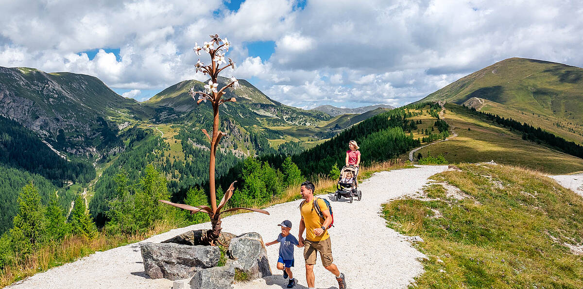 Familie mit Kinderwagen auf der Bergpromenade Brunnach
