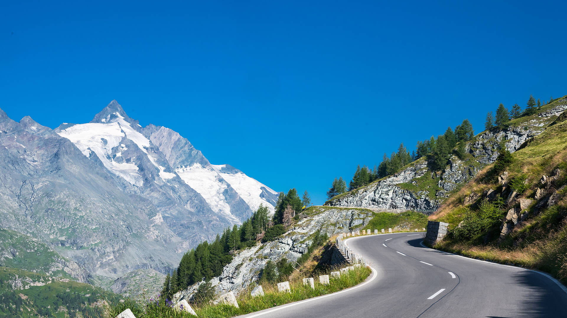 Grossglockner Hochalpenstrasse mit Grossglockner im Hintergrund