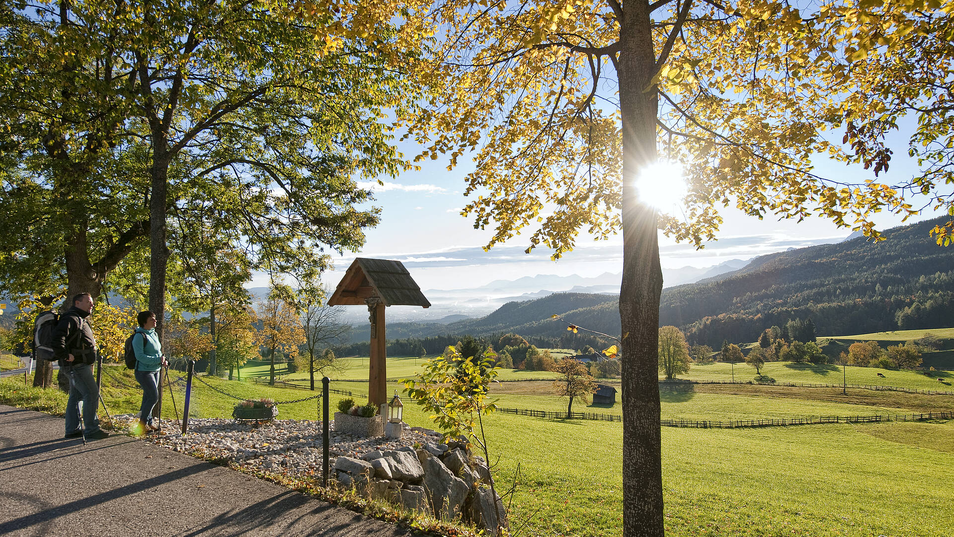 Paar beim Wandern am Dobratsch Rundwanderweg in Heilgengeist
