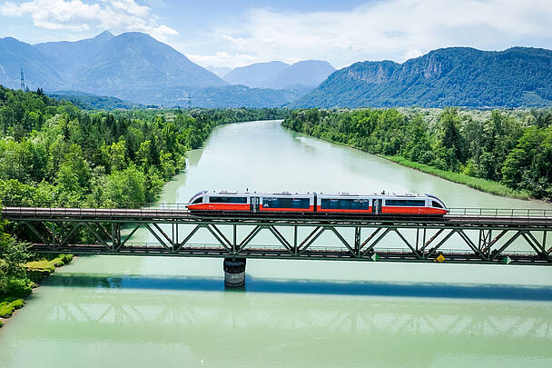 Bahnbruecke ueber die Drau mit einem Zug