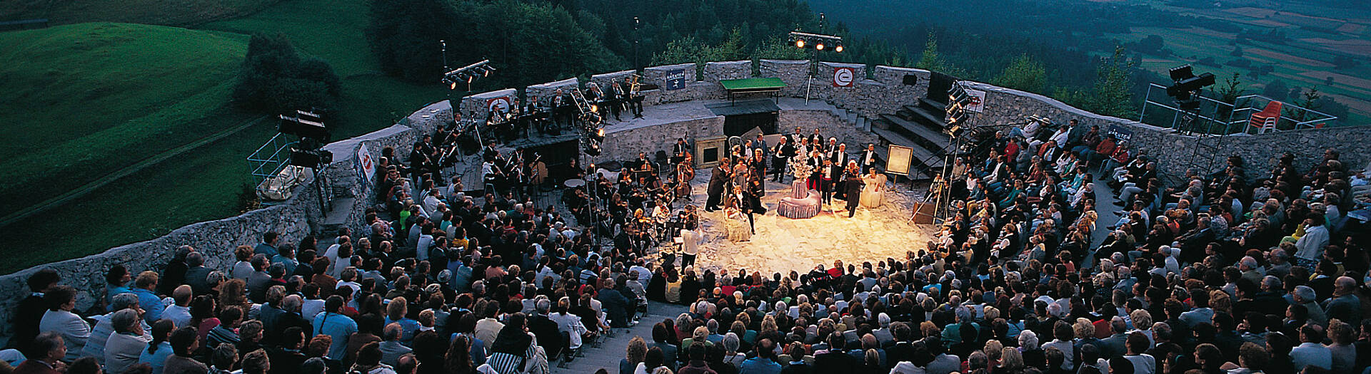 Burgruine Finkenstein Foto Kaernten Werbung