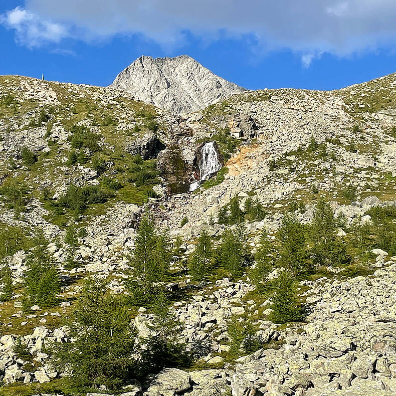 Wasserfall im Dösental in Mallnitz beim Aufstieg zum Arthur-von-Schmid-Haus, im Blick auch das Säuleck