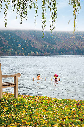 Paerchen beim Kaltbaden beim Seefischer am Millstaetter See