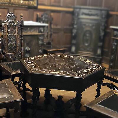 Reich verzierter Holztisch mit geschnitzten Stühlen im Volkskundemuseum Schloss Porcia, Spittal.