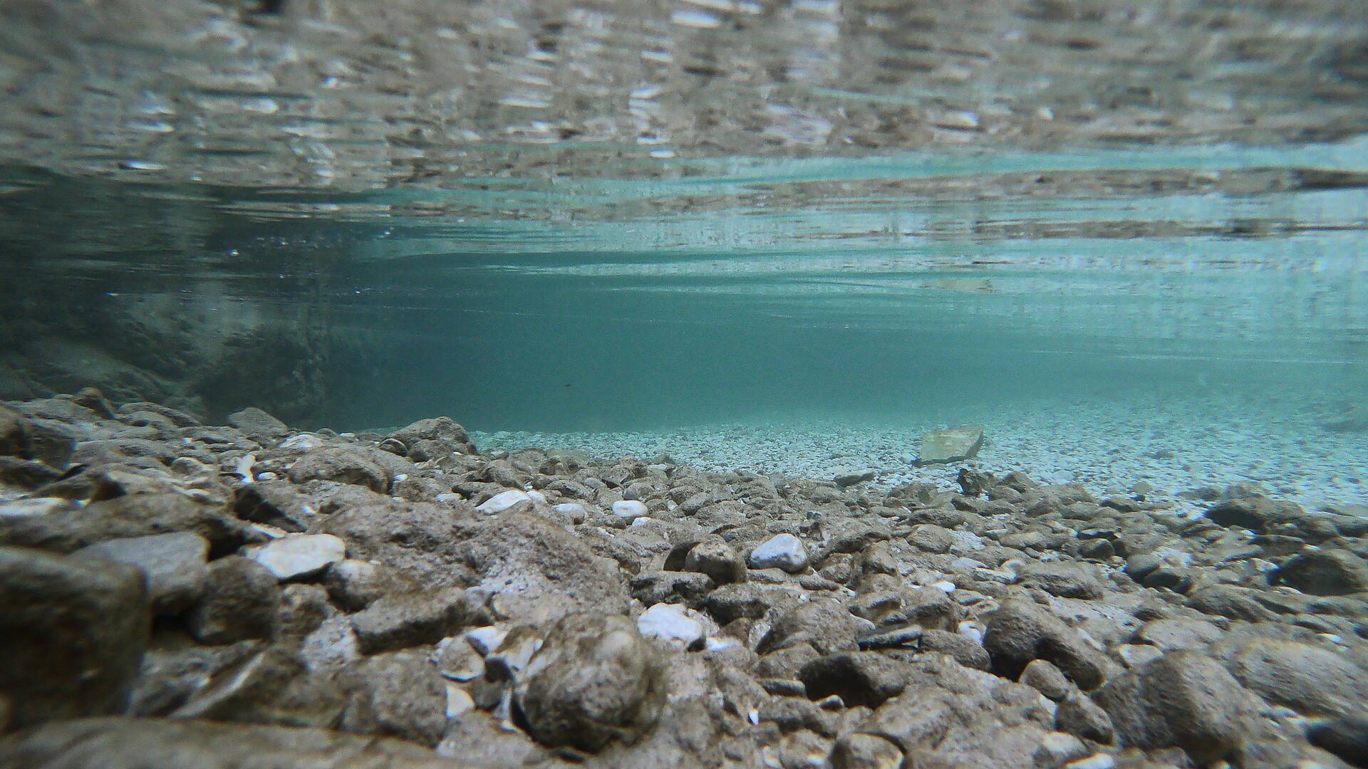 Garnitzenklamm Unterwasseraufnahme mit türkisfarbenem Wasser und rundgeformten Steinen