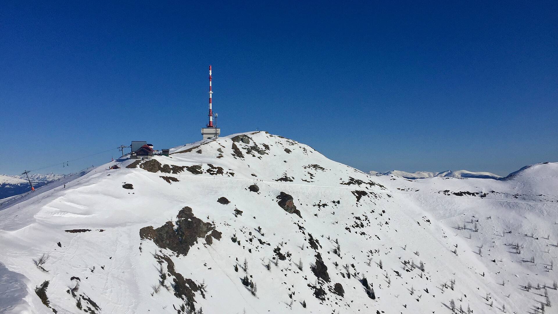Goldeck-Gipfel mit Sendermasten und Panoramaalm Goldeck-Gipfel mit Sendermasten und Panoramaalm