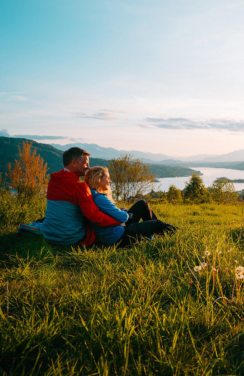 Pärchen beim wandern am Pirkerkogel - Wörthersee Rundwanderweg