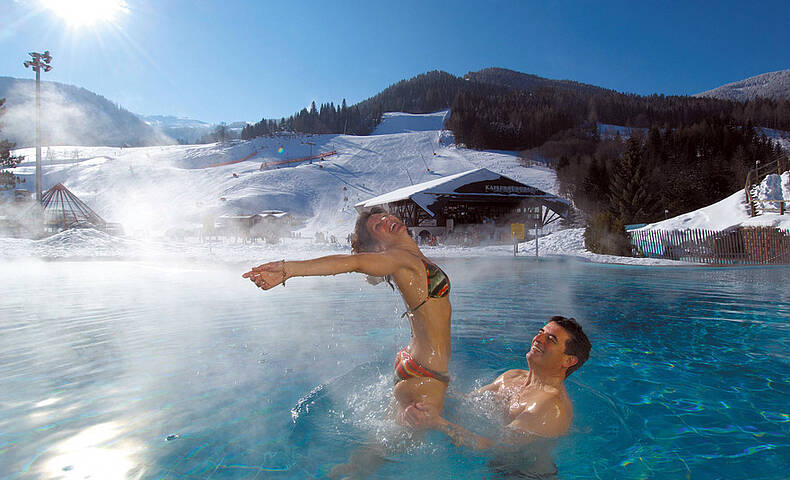 Winterurlaub in Österreich mit Therme Nach dem Skifahren in die Therme
